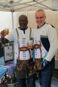 G_nos deux nouveaux au stand de la bière