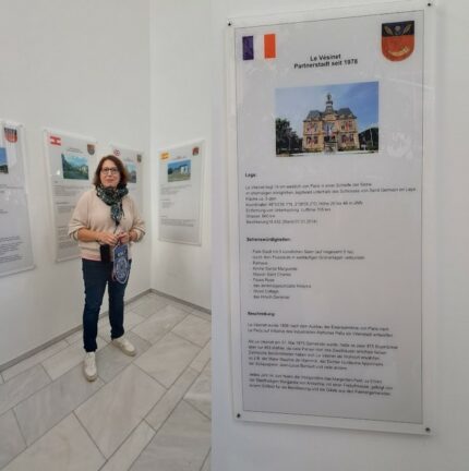 A la mairie, les panneaux dédiés aux villes jumelées