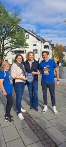 Edith, Charlotte, Renate et Mathieu devant la mairie