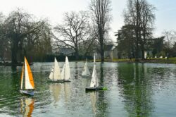 Barcos en el lago de Croissy